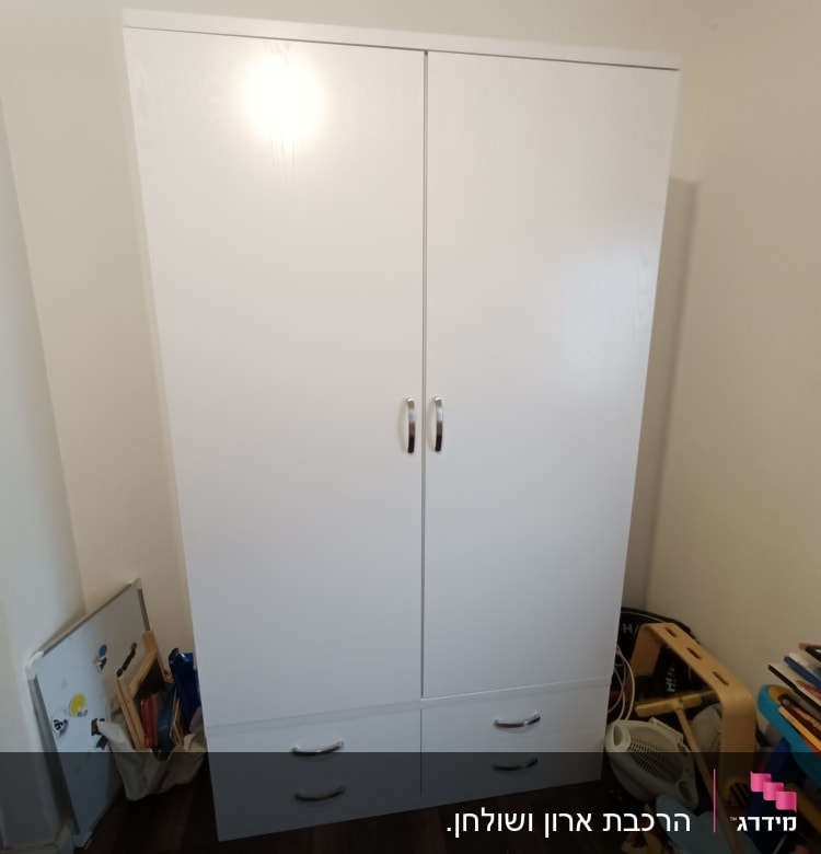 ארון לבן עם ידיות מתכת ומגירות תחתונות